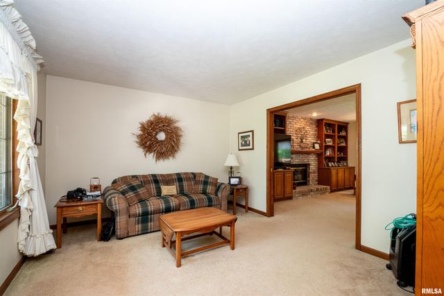 450 E TOWNHALL Road, Germantown Hills, IL 61548