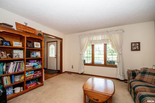 450 E TOWNHALL Road, Germantown Hills, IL 61548