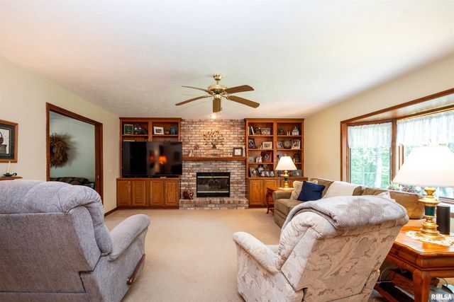 450 E TOWNHALL Road, Germantown Hills, IL 61548
