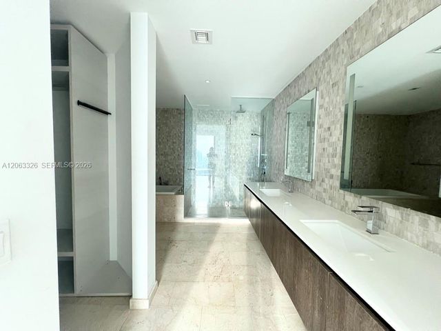68 SE 6th St 3810, Miami, FL 33131
