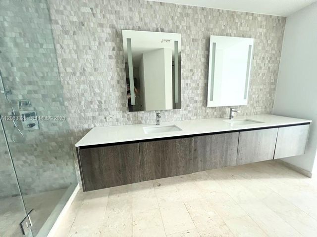 68 SE 6th St 3810, Miami, FL 33131