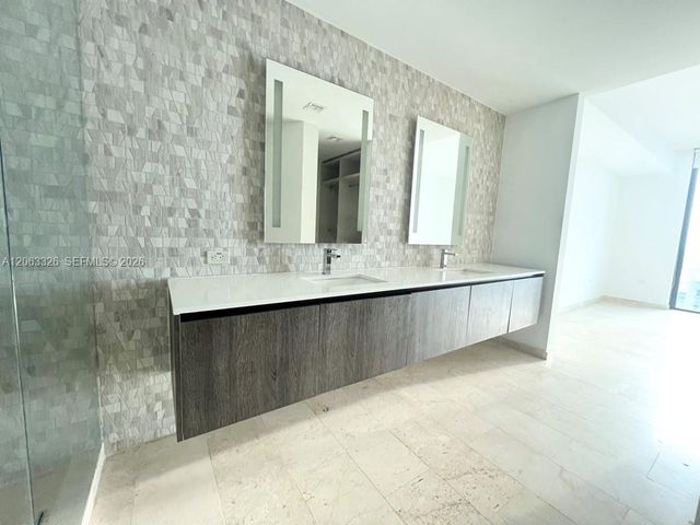68 SE 6th St 3810, Miami, FL 33131