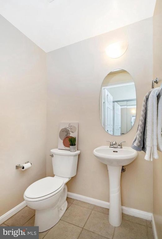 Image 10 of property listing at 3100 N LEISURE WORLD BLVD #523, Silver Spring, MD 20906