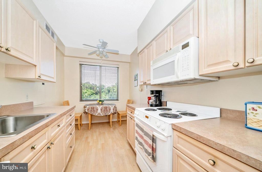 Image 14 of property listing at 3100 N LEISURE WORLD BLVD #523, Silver Spring, MD 20906