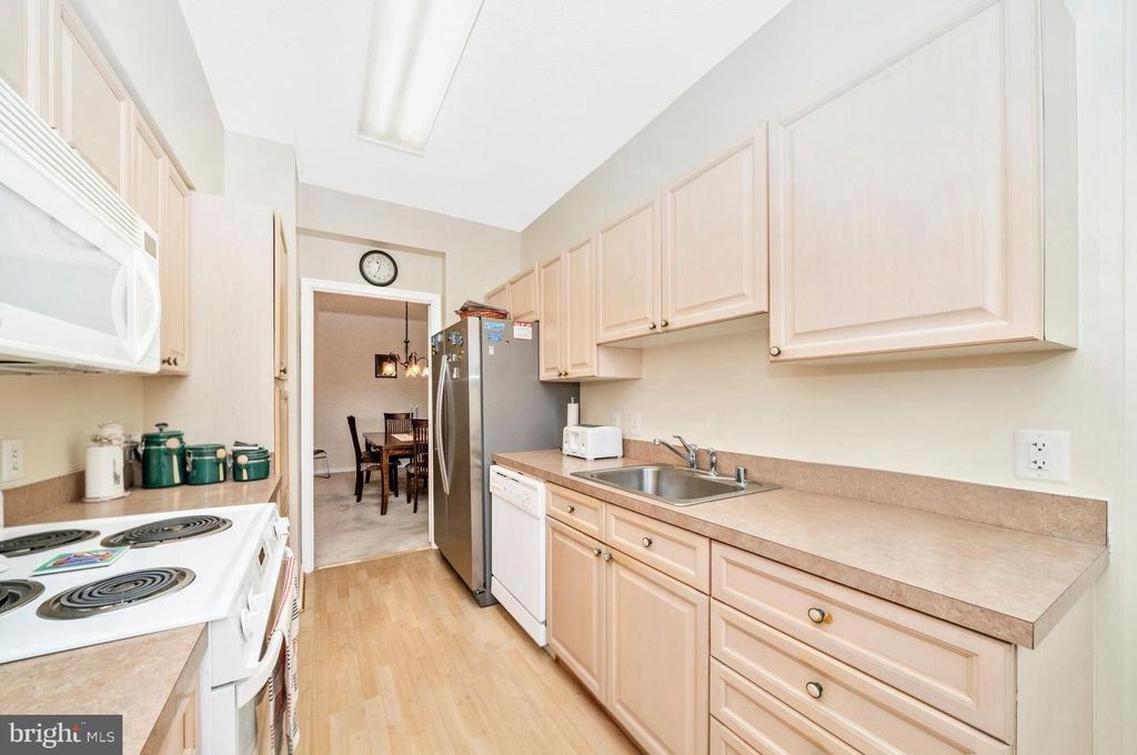 Image 16 of property listing at 3100 N LEISURE WORLD BLVD #523, Silver Spring, MD 20906