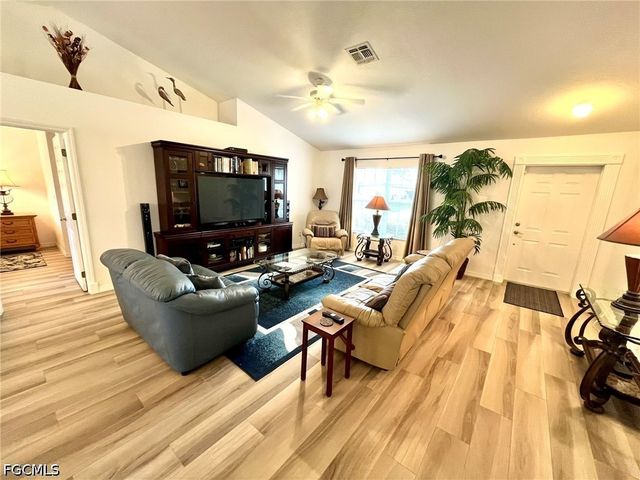 818 SW 8th PL, Cape Coral, FL 33991