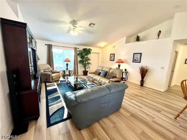 818 SW 8th PL, Cape Coral, FL 33991