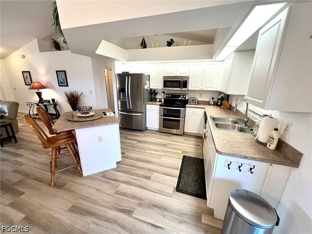 818 SW 8th PL, Cape Coral, FL 33991