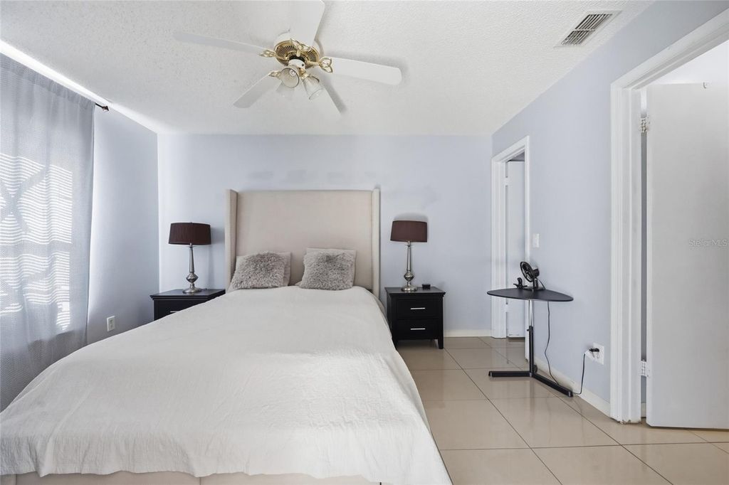 Image 14 of property listing at 1232 BAREFOOT BAY DRIVE, Orlando, FL 32824