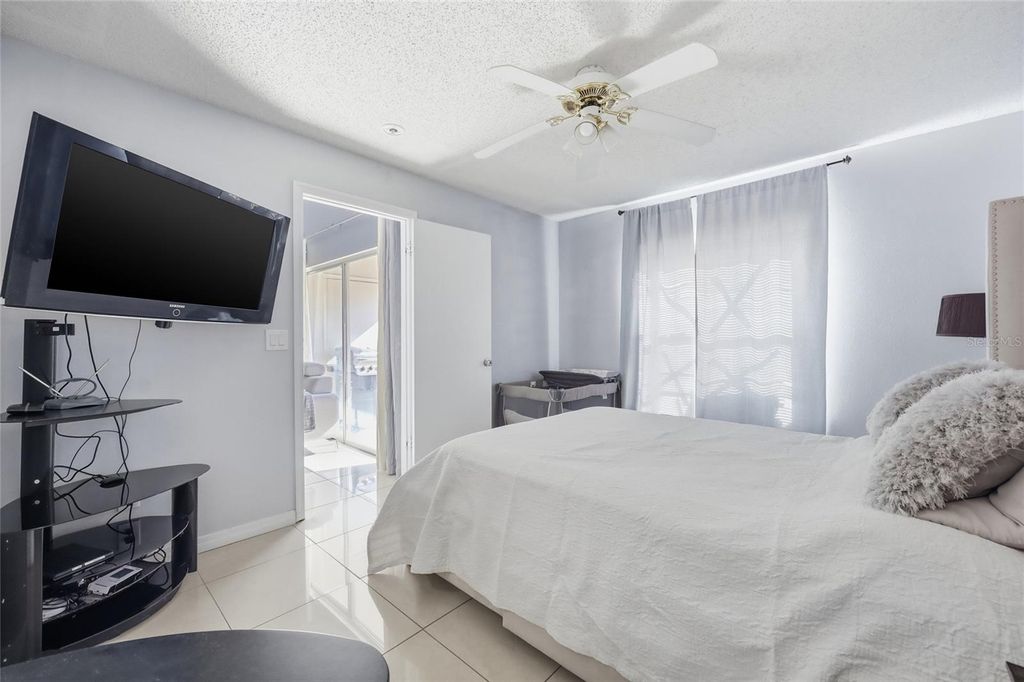 Image 15 of property listing at 1232 BAREFOOT BAY DRIVE, Orlando, FL 32824