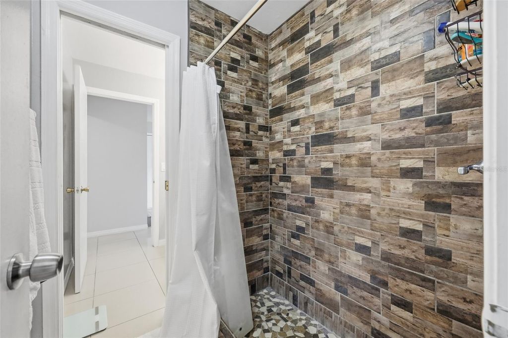 Image 17 of property listing at 1232 BAREFOOT BAY DRIVE, Orlando, FL 32824