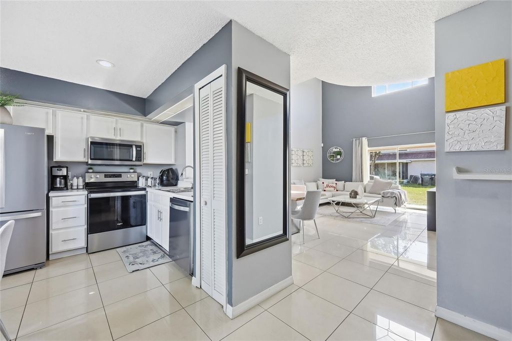 Image 4 of property listing at 1232 BAREFOOT BAY DRIVE, Orlando, FL 32824