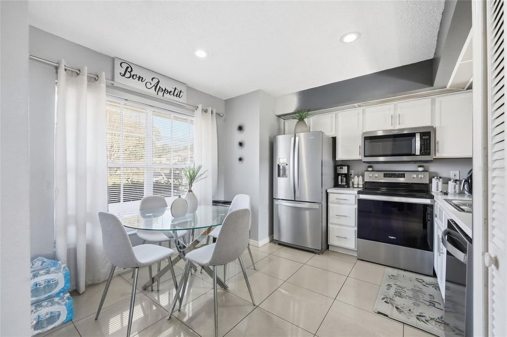 Image 6 of property listing at 1232 BAREFOOT BAY DRIVE, Orlando, FL 32824