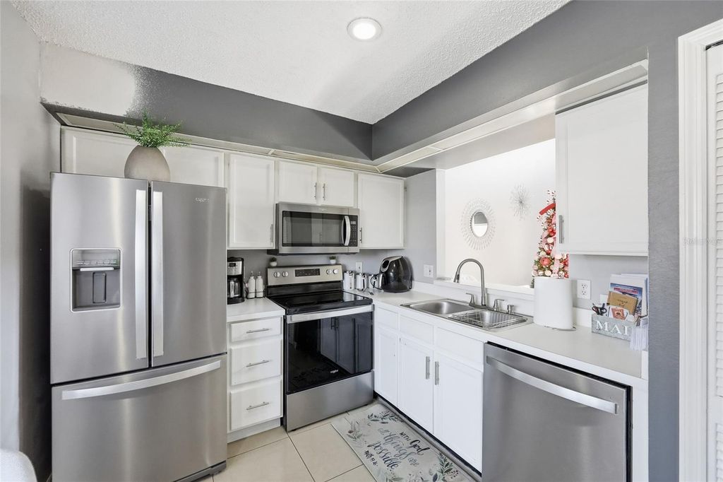 Image 7 of property listing at 1232 BAREFOOT BAY DRIVE, Orlando, FL 32824