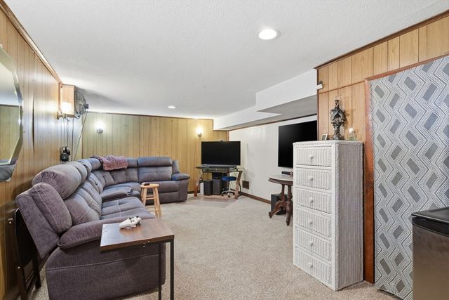 310 W Allen Ridge Rd, Springfield, MA 01118