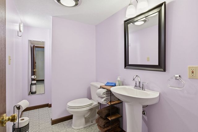 310 W Allen Ridge Rd, Springfield, MA 01118