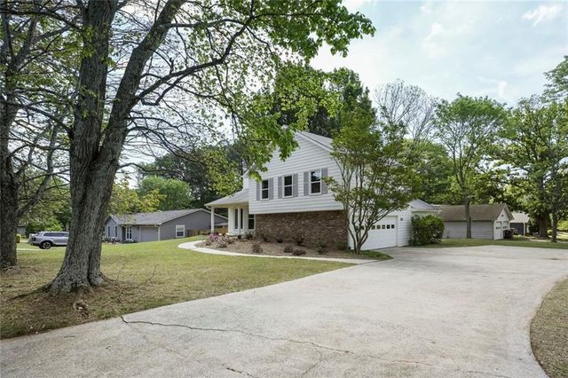 11 Parkmont Drive, Roswell, GA 30076