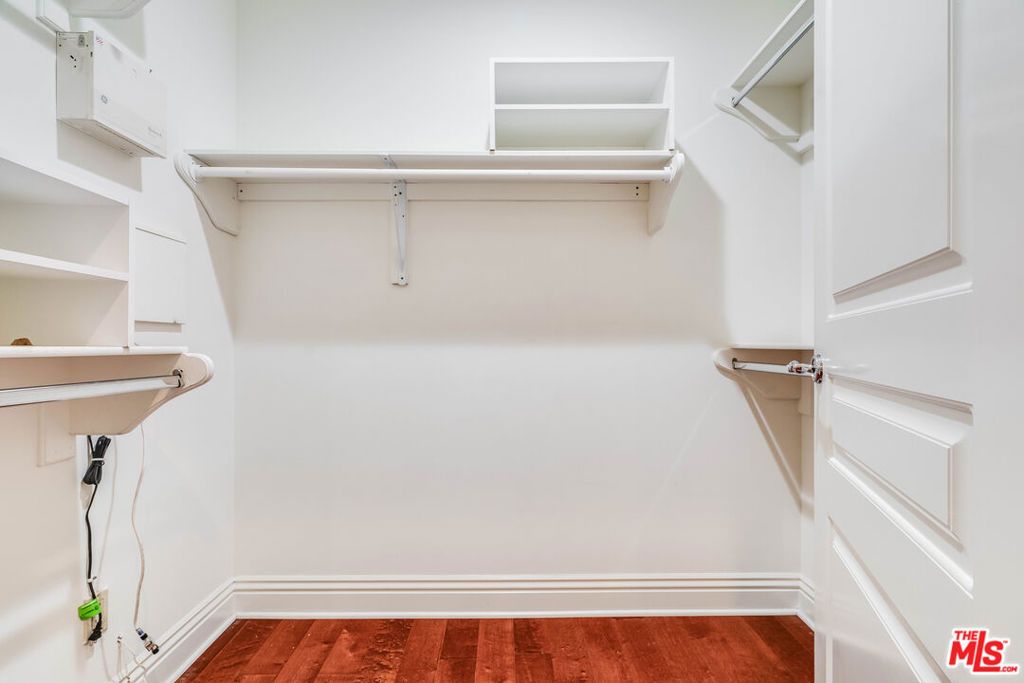 Image 12 of property listing at 11749 Goshen Avenue 402, Los Angeles, CA 90049