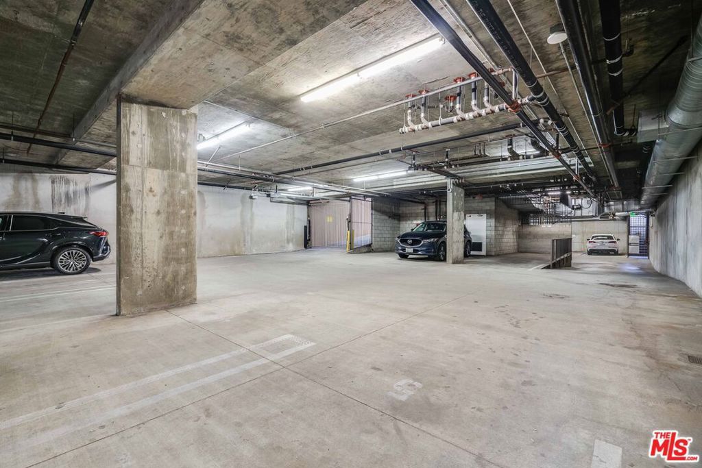 Image 18 of property listing at 11749 Goshen Avenue 402, Los Angeles, CA 90049