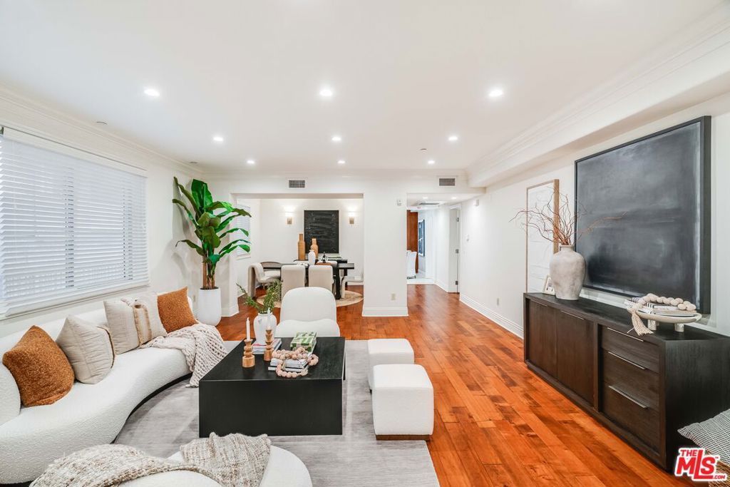 Image 2 of property listing at 11749 Goshen Avenue 402, Los Angeles, CA 90049