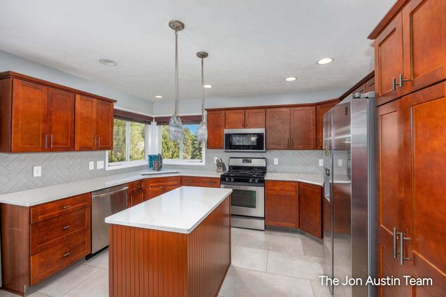 3461 Mason Ridge Drive NE, Grand Rapids, MI 49525