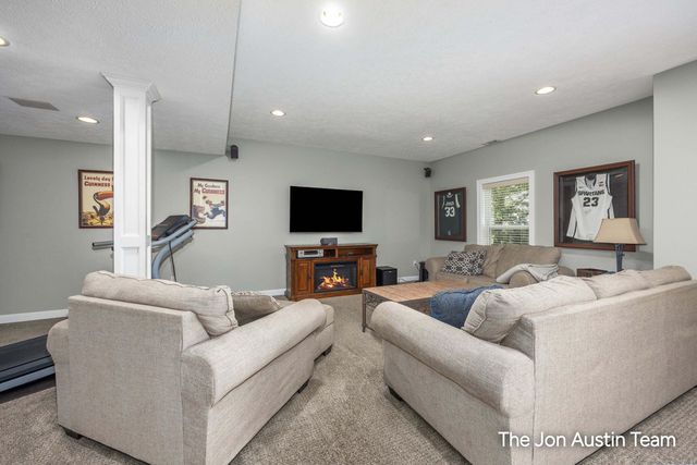 3461 Mason Ridge Drive NE, Grand Rapids, MI 49525