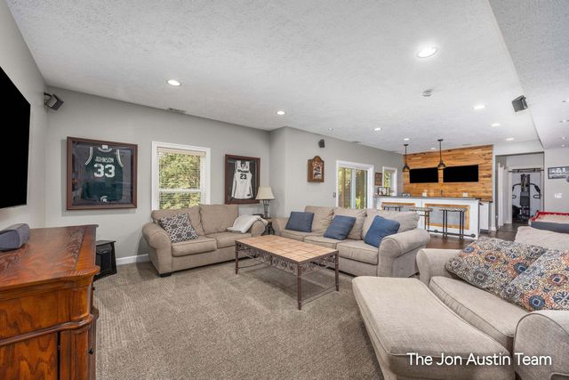 3461 Mason Ridge Drive NE, Grand Rapids, MI 49525