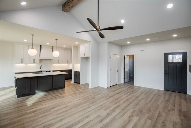 15 Kenninghall Lane, Bella Vista, AR 72715