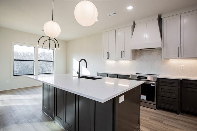 15 Kenninghall Lane, Bella Vista, AR 72715