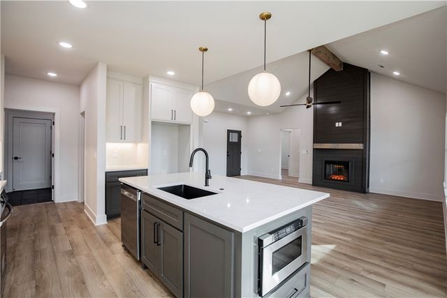 15 Kenninghall Lane, Bella Vista, AR 72715