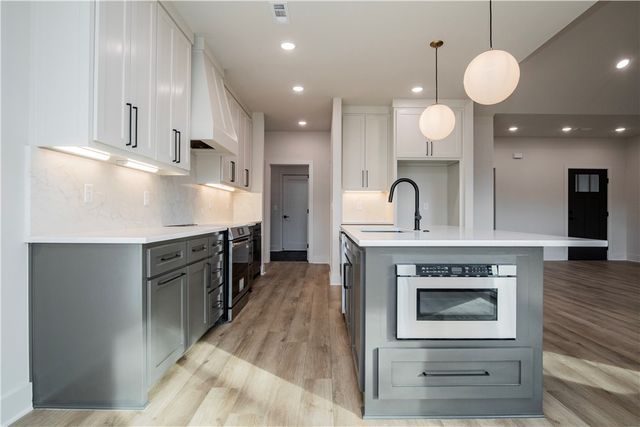 15 Kenninghall Lane, Bella Vista, AR 72715