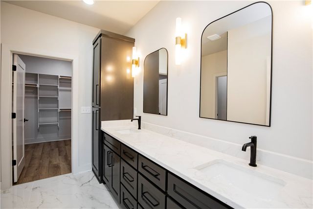 15 Kenninghall Lane, Bella Vista, AR 72715