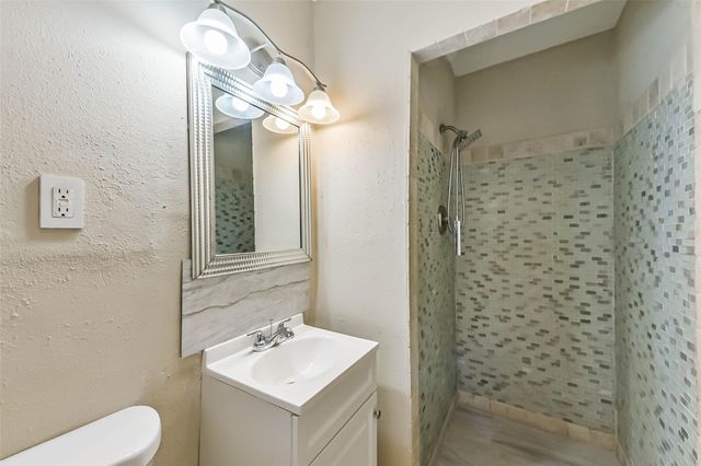 405 N Burnett Drive, Baytown, TX 77520