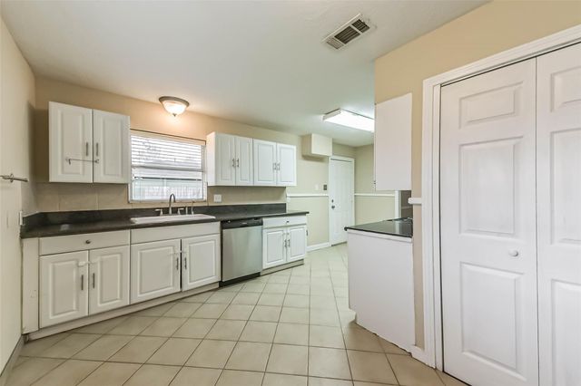 405 N Burnett Drive, Baytown, TX 77520