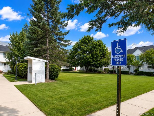 22272 Cape Cod Way, Farmington Hills, MI 48336