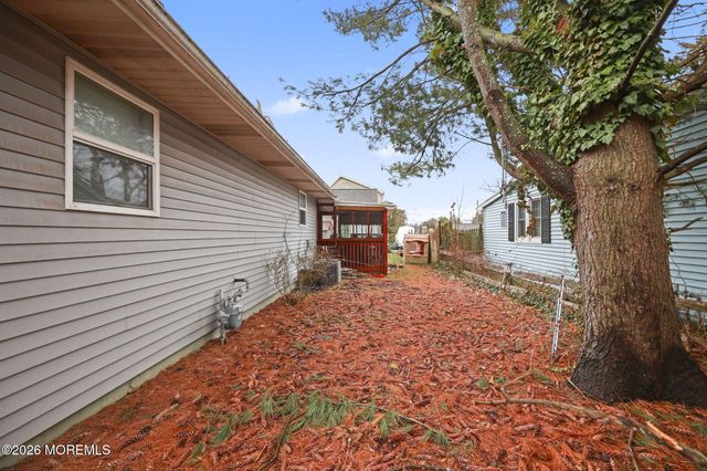 40 Breton Harbors Drive, Toms River, NJ 08753
