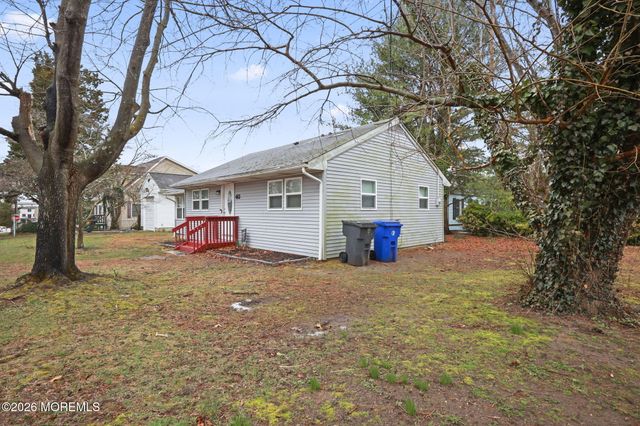 40 Breton Harbors Drive, Toms River, NJ 08753