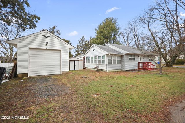40 Breton Harbors Drive, Toms River, NJ 08753