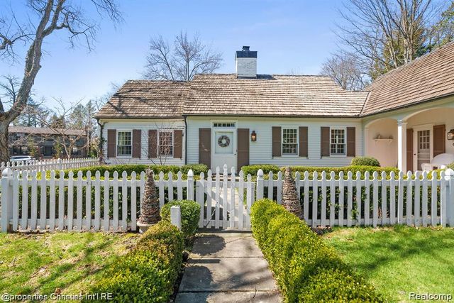 6050 W Surrey Road, Bloomfield Charter Township, MI 48301