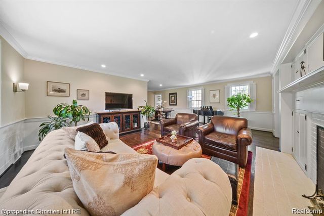 6050 W Surrey Road, Bloomfield Charter Township, MI 48301