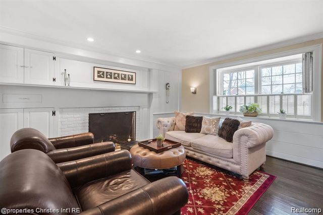 6050 W Surrey Road, Bloomfield Charter Township, MI 48301