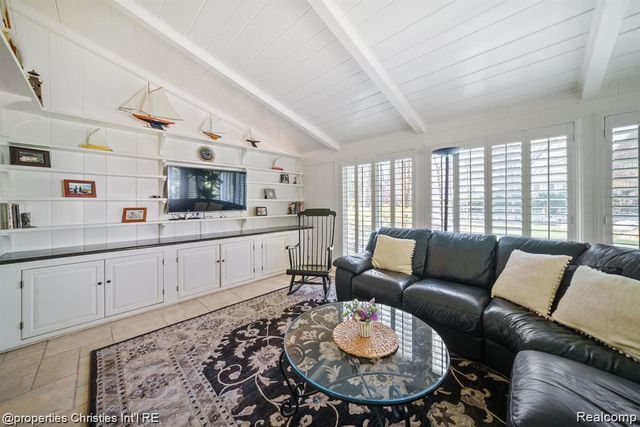 6050 W Surrey Road, Bloomfield Charter Township, MI 48301