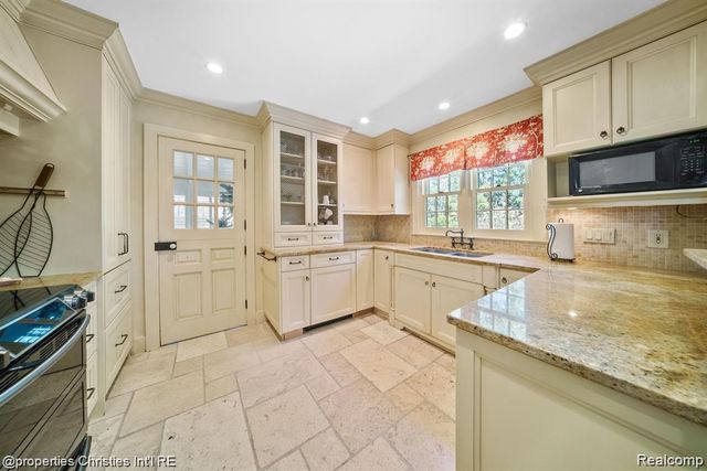 6050 W Surrey Road, Bloomfield Charter Township, MI 48301