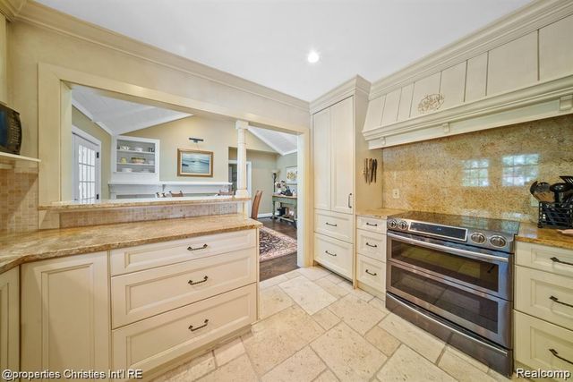 6050 W Surrey Road, Bloomfield Charter Township, MI 48301