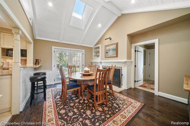 6050 W Surrey Road, Bloomfield Charter Township, MI 48301