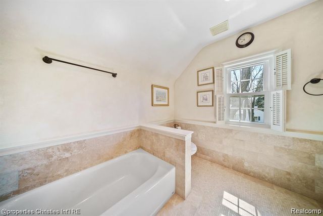 6050 W Surrey Road, Bloomfield Charter Township, MI 48301