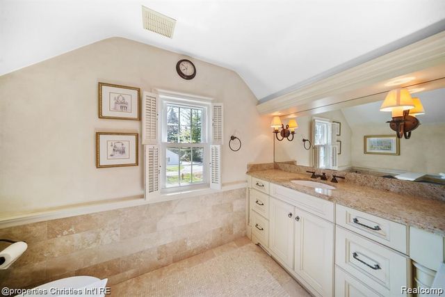 6050 W Surrey Road, Bloomfield Charter Township, MI 48301