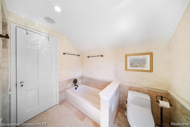 6050 W Surrey Road, Bloomfield Charter Township, MI 48301