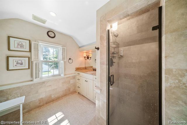 6050 W Surrey Road, Bloomfield Charter Township, MI 48301