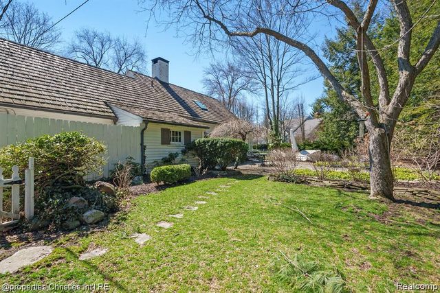 6050 W Surrey Road, Bloomfield Charter Township, MI 48301